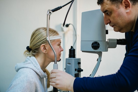kobieta przechodzi badanie wzroku